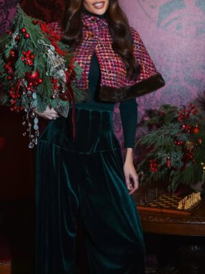 Alyona Vodonayeva Instagram - Зимние месяцы, долгие вечера 🎄

Фото: @nataliagribova 
Макияж/Укладка: @nemayastyle 
Костюм: @kiri_brand 
Декор: @house.of.flowers.moscow