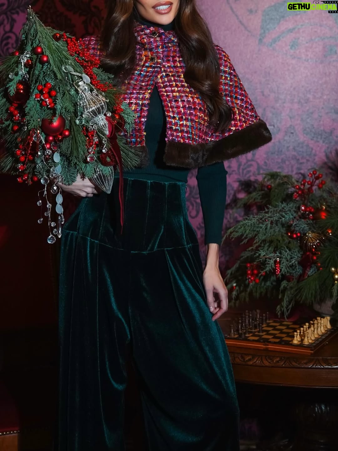 Alyona Vodonayeva - 3 Likes - Зимние месяцы, долгие вечера 🎄

Фото: @nataliagribova 
Макияж/Укладка: @nemayastyle 
Костюм: @kiri_brand 
Декор: @house.of.flowers.moscow
