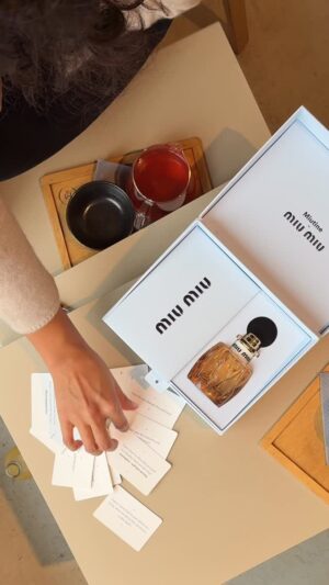 Alžbeta Ferencová Instagram - @miumiu miutine 🍓

Trochu dievča, trochu divožienka. Miutine pozná oboje.
Krásne spojenie lesných jahôd, vanilky, hnedého cukru,prepojené krásne a jemne.
Myslím, že to môže byť krásny Vianočný darček. Miu Miu si ľahko objednáte aj na @notino_cz ❤️