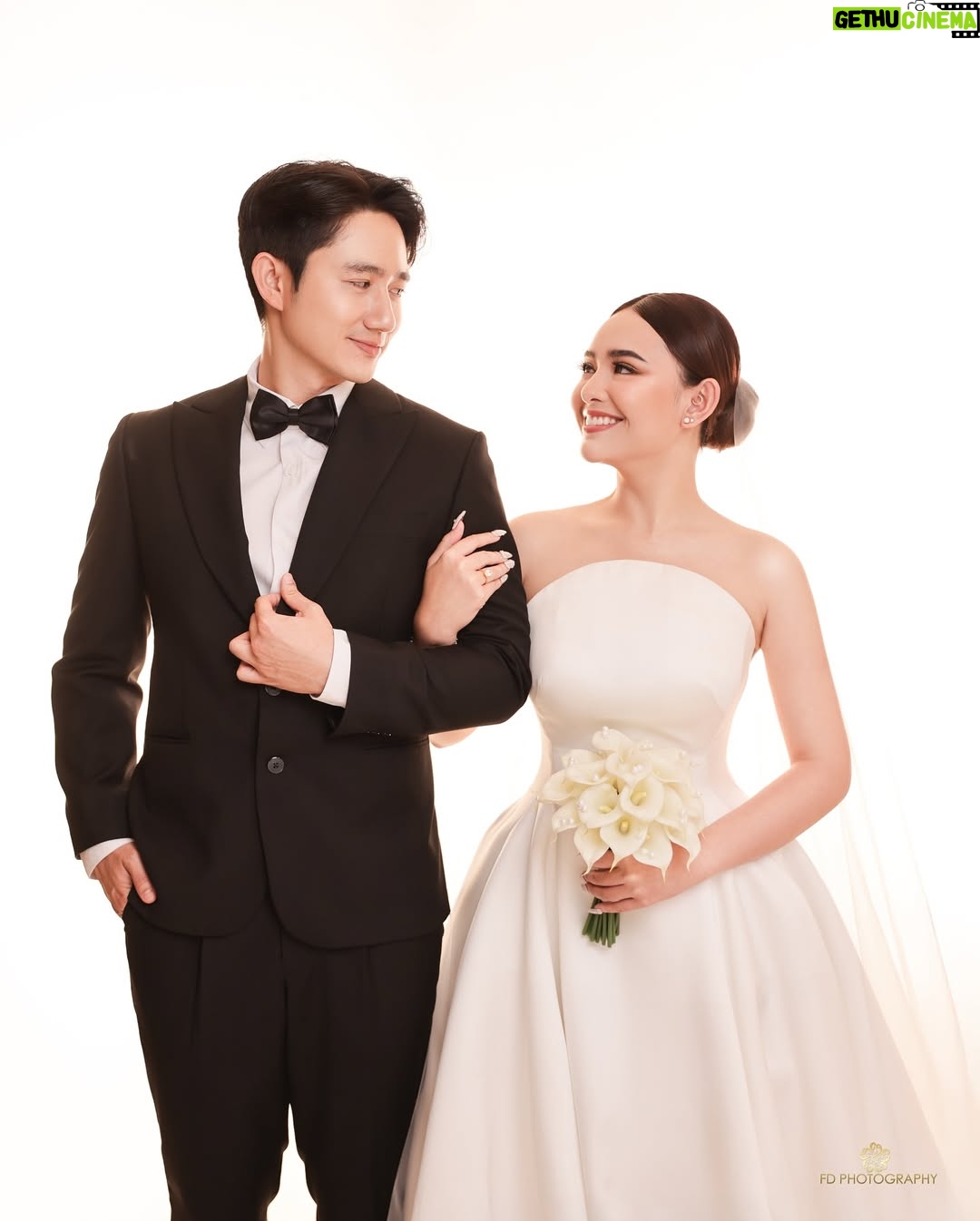Amanda Manopo - 1.9 Million Likes - “MARRY ME”
The Prewedding of
@amandamanopo   @kennyauztin 
 #lensedbyfandyfd @fandy_the @fdphotography.official 
@fdphotography90
#styledbybellyiverzon @bellyiverzon 
#makeup @deanmua_ 
#hairdo @bylifitahuang
#wedding gown @etiquette_white 
#suit @wonghangtailor @samuelwongso 
#handbouquet @liliane.florist 
#nails @noona.nail
#jewelry @adellejewellery 
#fdphotography #fdphotography2025 #fdphotographystudio #fdcelebritybeautyportrait