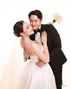 Amanda Manopo Instagram - “MARRY ME”
The Prewedding of
@amandamanopo   @kennyauztin 
 #lensedbyfandyfd @fandy_the @fdphotography.official 
@fdphotography90
#styledbybellyiverzon @bellyiverzon 
#makeup @deanmua_ 
#hairdo @bylifitahuang
#wedding gown @etiquette_white 
#suit @wonghangtailor @samuelwongso 
#handbouquet @liliane.florist 
#nails @noona.nail
#jewelry @adellejewellery 
#fdphotography #fdphotography2025 #fdphotographystudio #fdcelebritybeautyportrait