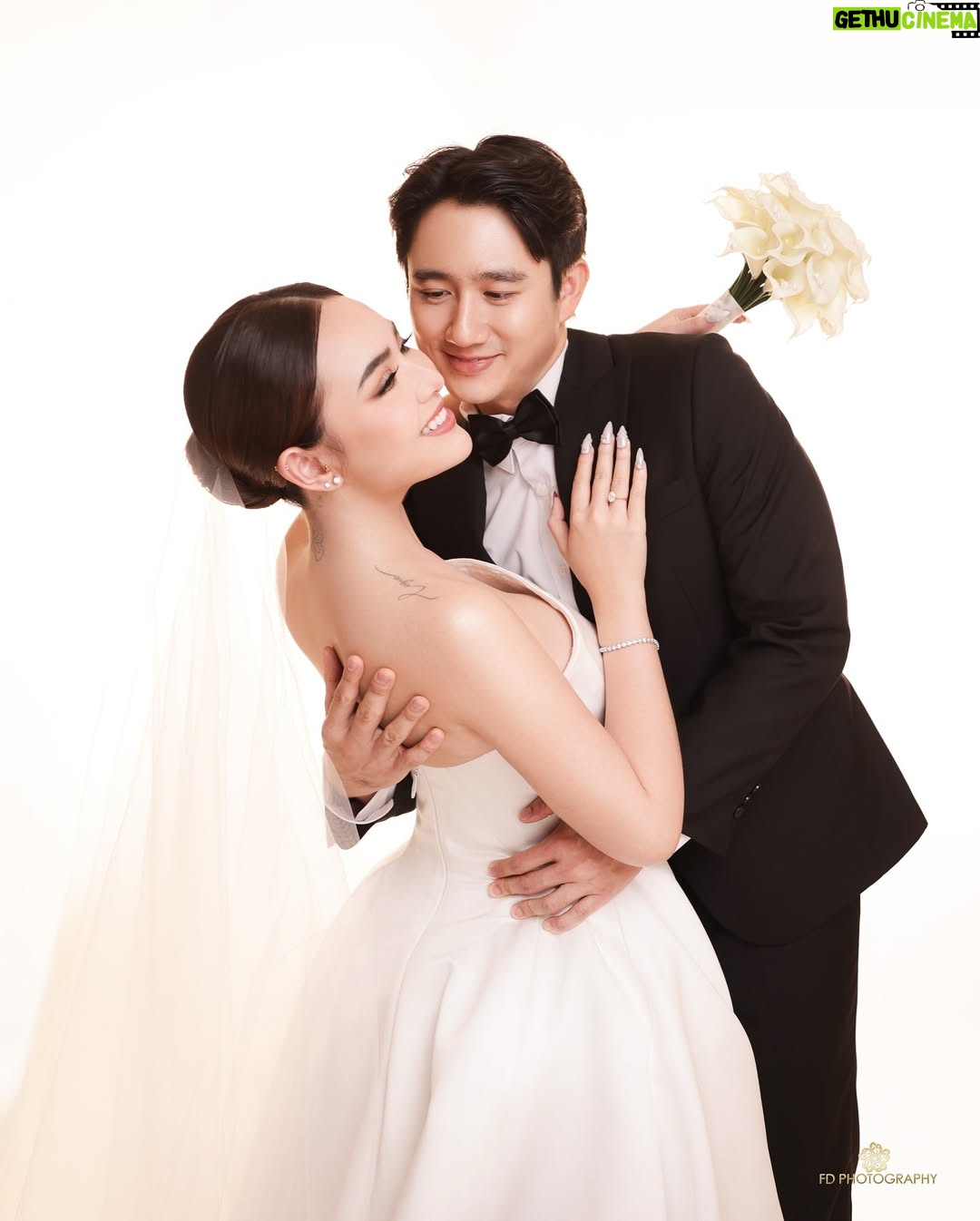Amanda Manopo - 1.9 Million Likes - “MARRY ME”
The Prewedding of
@amandamanopo   @kennyauztin 
 #lensedbyfandyfd @fandy_the @fdphotography.official 
@fdphotography90
#styledbybellyiverzon @bellyiverzon 
#makeup @deanmua_ 
#hairdo @bylifitahuang
#wedding gown @etiquette_white 
#suit @wonghangtailor @samuelwongso 
#handbouquet @liliane.florist 
#nails @noona.nail
#jewelry @adellejewellery 
#fdphotography #fdphotography2025 #fdphotographystudio #fdcelebritybeautyportrait