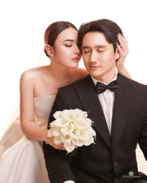 Amanda Manopo Instagram - “MARRY ME”
The Prewedding of
@amandamanopo   @kennyauztin 
 #lensedbyfandyfd @fandy_the @fdphotography.official 
@fdphotography90
#styledbybellyiverzon @bellyiverzon 
#makeup @deanmua_ 
#hairdo @bylifitahuang
#wedding gown @etiquette_white 
#suit @wonghangtailor @samuelwongso 
#handbouquet @liliane.florist 
#nails @noona.nail
#jewelry @adellejewellery 
#fdphotography #fdphotography2025 #fdphotographystudio #fdcelebritybeautyportrait
