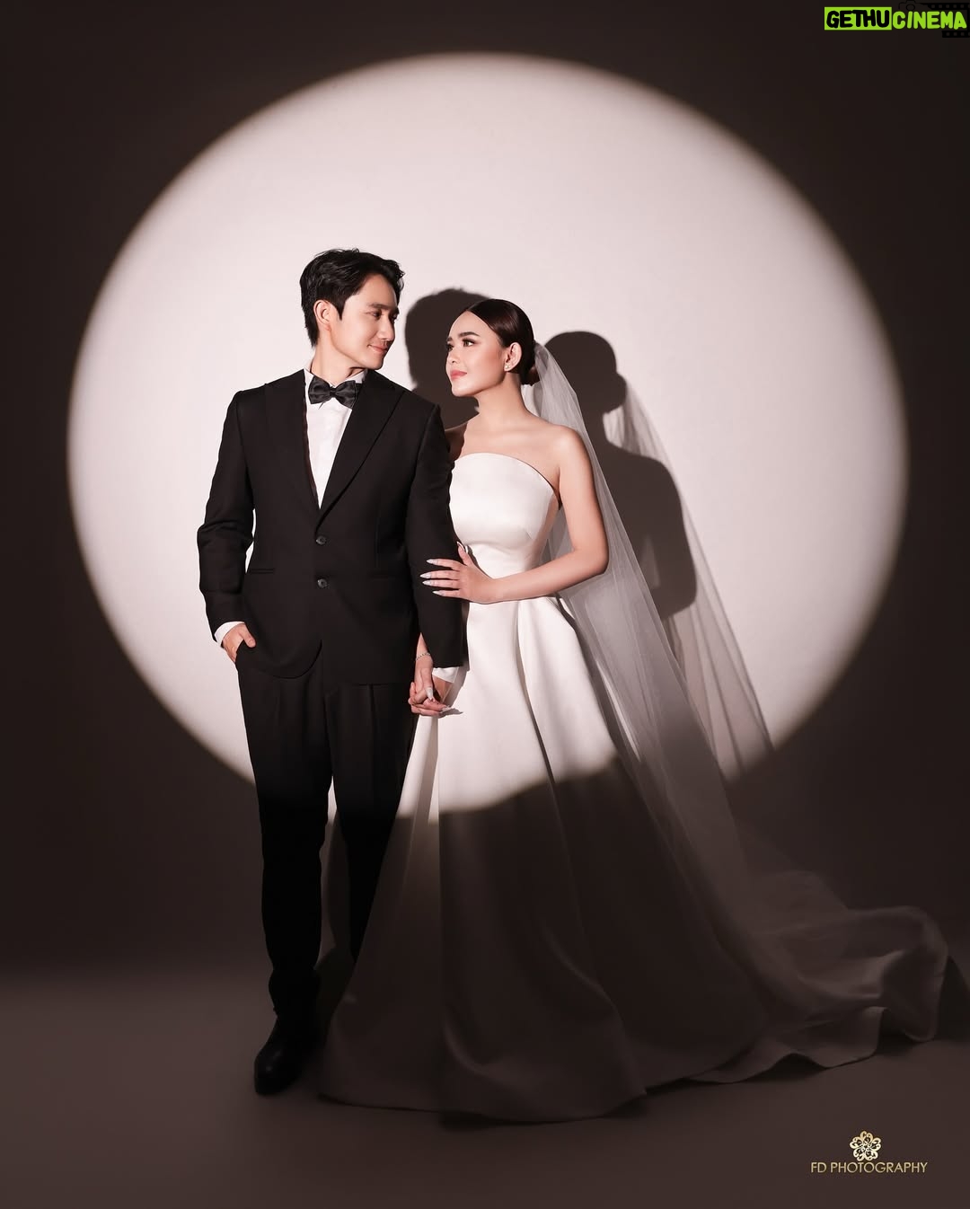 Amanda Manopo - 1.9 Million Likes - “MARRY ME”
The Prewedding of
@amandamanopo   @kennyauztin 
 #lensedbyfandyfd @fandy_the @fdphotography.official 
@fdphotography90
#styledbybellyiverzon @bellyiverzon 
#makeup @deanmua_ 
#hairdo @bylifitahuang
#wedding gown @etiquette_white 
#suit @wonghangtailor @samuelwongso 
#handbouquet @liliane.florist 
#nails @noona.nail
#jewelry @adellejewellery 
#fdphotography #fdphotography2025 #fdphotographystudio #fdcelebritybeautyportrait