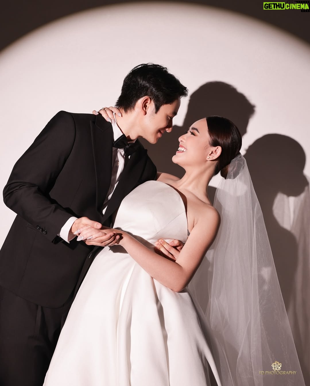 Amanda Manopo - 1.9 Million Likes - “MARRY ME”
The Prewedding of
@amandamanopo   @kennyauztin 
 #lensedbyfandyfd @fandy_the @fdphotography.official 
@fdphotography90
#styledbybellyiverzon @bellyiverzon 
#makeup @deanmua_ 
#hairdo @bylifitahuang
#wedding gown @etiquette_white 
#suit @wonghangtailor @samuelwongso 
#handbouquet @liliane.florist 
#nails @noona.nail
#jewelry @adellejewellery 
#fdphotography #fdphotography2025 #fdphotographystudio #fdcelebritybeautyportrait