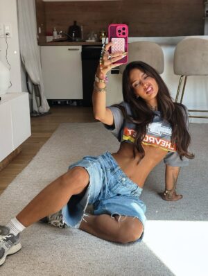 Amandine Valles Instagram - a bit of everything and nothing 🙃 @fashionnova 

🩵Top : Chevrolet Cropped Top - Charcoal 
🩵Short : Aleksa Pleated Non Stretch Denim Jorts - Light Wash

#collaborationcommerciale