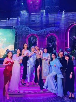 Amber Chia Instagram - Happy 70th Birthday to our Malaysia Hair Legend, Datin @winnieloomh 🌟
I still remember meeting you when I was just 17. You were the one who believed in me and said yes at my very first hair show casting. That moment changed my journey.
I can’t believe we have known each other for 26 years now. Through all these years, you’ve always been so humble, kind, and radiant, with that beautiful smile we all love.
So happy to be catching up with so many old friends on this special night ❤️
Thank you for being part of my journey. You are truly an inspiration — still stunning, still gorgeous, aging so gracefully ✨
We love you, Datin Winnie ❤️
Happy Birthday🎂