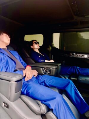 Amber Chia Instagram - 时尚,从来不只是穿搭,
而是融入日常的每一个片刻。
陪着儿子慢慢长大,
车厢里不只是旅程,
也是聊天、放松、做自己的空间。
宽敞、安静、舒适,
让大人从容,让孩子自在。
Zeekr 009,
将豪华变得刚刚好,
在忙碌与陪伴之间,
优雅地承载生活的每一面。
@zeekrmy – First-Class Always❤️
#Zeekr
#Zeekr009
#ZeekrMalaysia
#ZeekrLifeKR009
