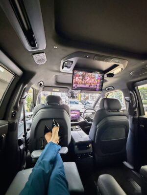 Amber Chia Instagram - 时尚,从来不只是穿搭,
而是融入日常的每一个片刻。
陪着儿子慢慢长大,
车厢里不只是旅程,
也是聊天、放松、做自己的空间。
宽敞、安静、舒适,
让大人从容,让孩子自在。
Zeekr 009,
将豪华变得刚刚好,
在忙碌与陪伴之间,
优雅地承载生活的每一面。
@zeekrmy – First-Class Always❤️
#Zeekr
#Zeekr009
#ZeekrMalaysia
#ZeekrLifeKR009
