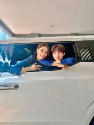 Amber Chia Instagram - 时尚,从来不只是穿搭,
而是融入日常的每一个片刻。
陪着儿子慢慢长大,
车厢里不只是旅程,
也是聊天、放松、做自己的空间。
宽敞、安静、舒适,
让大人从容,让孩子自在。
Zeekr 009,
将豪华变得刚刚好,
在忙碌与陪伴之间,
优雅地承载生活的每一面。
@zeekrmy – First-Class Always❤️
#Zeekr
#Zeekr009
#ZeekrMalaysia
#ZeekrLifeKR009