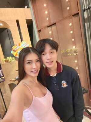 Amber Chia Instagram - 头发弄好了,可以过年了 🤣✨
我们一家三代都是 @michaelpoh @hairzonestudiobymichaelpoh 的忠实顾客。
谢谢你一直以来,让我们美美的。好心情,从好发型开始。
Thank you for always making us look and feel our best ❤️ Our Good Hair Day 🌟