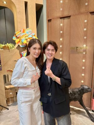 Amber Chia Instagram - 头发弄好了,可以过年了 🤣✨
我们一家三代都是 @michaelpoh @hairzonestudiobymichaelpoh 的忠实顾客。
谢谢你一直以来,让我们美美的。好心情,从好发型开始。
Thank you for always making us look and feel our best ❤️ Our Good Hair Day 🌟