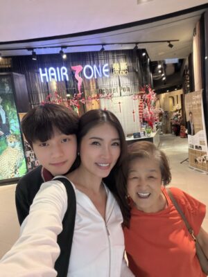 Amber Chia Instagram - 头发弄好了,可以过年了 🤣✨
我们一家三代都是 @michaelpoh @hairzonestudiobymichaelpoh 的忠实顾客。
谢谢你一直以来,让我们美美的。好心情,从好发型开始。
Thank you for always making us look and feel our best ❤️ Our Good Hair Day 🌟
