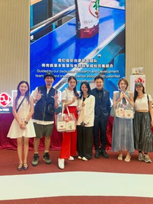 Amber Chia Instagram - 女人到了一定的年龄,就真的要开始养生了 😂
恭喜老友 @meiyannnn1 的新生意, @pauyuan_my 太适合我这个年龄了~
祝老板娘生意兴隆,越做越好 💖✨
Throwback 13/12/2025 当天还有艺人朋友唱生日歌给我听。我太幸福了。🥰
