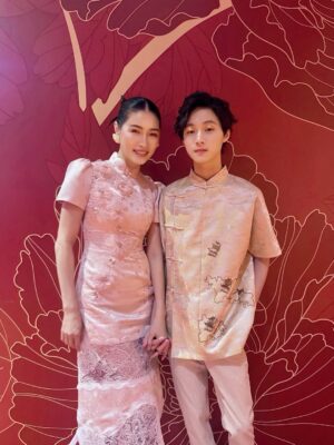 Amber Chia Instagram - 非常荣幸可以与我的 小男友 一起,为 @maglifestyleofficial CNY 2026「樱春花开」 走秀 🌸 这绝对是我走过 最开心、最幸福的一场 MAGlifestyle show,哈哈 ❤️
再次感恩 @shiauley19 和 @yenleewong 的邀请与信任。也恭喜 MAGlifestyle × @rsvpclothing_ CNY 2026 新系列 以及活动圆满完成,
真的太漂亮了💖
@janetleemusic 你的歌声太好听🥰🎶
Honored to be both the opening and closing show model, walking together with my little boyfriend @ashtonwongjw for the #MAGLifestyle Sakura Bloom Lunar 2026 Collection Show 🌸
Congratulations to Yan & Shiauey on such a beautiful collection — we are absolutely in love with it. Can’t wait to wear this for CNY 2026! 😍
