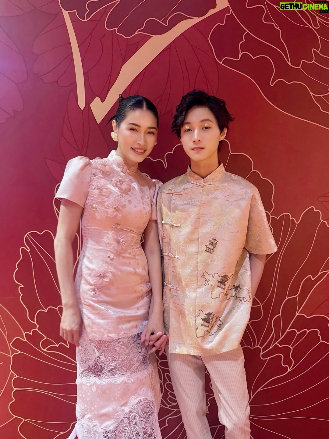 Amber Chia - 2.5K Likes - 非常荣幸可以与我的 小男友 一起，为 @maglifestyleofficial CNY 2026「樱春花开」 走秀 🌸 这绝对是我走过 最开心、最幸福的一场 MAGlifestyle show，哈哈 ❤️

再次感恩 @shiauley19 和 @yenleewong 的邀请与信任。也恭喜 MAGlifestyle × @rsvpclothing_ CNY 2026 新系列 以及活动圆满完成，
真的太漂亮了💖
@janetleemusic 你的歌声太好听🥰🎶

Honored to be both the opening and closing show model, walking together with my little boyfriend @ashtonwongjw for the #MAGLifestyle Sakura Bloom Lunar 2026 Collection Show 🌸
Congratulations to Yan & Shiauey on such a beautiful collection — we are absolutely in love with it. Can’t wait to wear this for CNY 2026! 😍