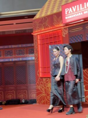 Amber Chia Instagram - 非常荣幸可以与我的 小男友 一起,为 @maglifestyleofficial CNY 2026「樱春花开」 走秀 🌸 这绝对是我走过 最开心、最幸福的一场 MAGlifestyle show,哈哈 ❤️
再次感恩 @shiauley19 和 @yenleewong 的邀请与信任。也恭喜 MAGlifestyle × @rsvpclothing_ CNY 2026 新系列 以及活动圆满完成,
真的太漂亮了💖
@janetleemusic 你的歌声太好听🥰🎶
Honored to be both the opening and closing show model, walking together with my little boyfriend @ashtonwongjw for the #MAGLifestyle Sakura Bloom Lunar 2026 Collection Show 🌸
Congratulations to Yan & Shiauey on such a beautiful collection — we are absolutely in love with it. Can’t wait to wear this for CNY 2026! 😍