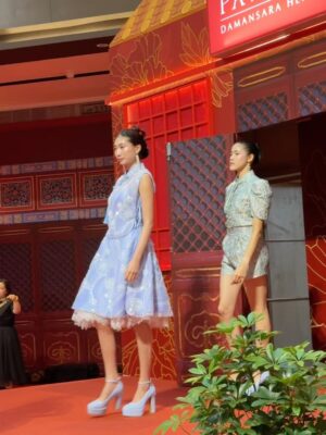 Amber Chia Instagram - 非常荣幸可以与我的 小男友 一起,为 @maglifestyleofficial CNY 2026「樱春花开」 走秀 🌸 这绝对是我走过 最开心、最幸福的一场 MAGlifestyle show,哈哈 ❤️
再次感恩 @shiauley19 和 @yenleewong 的邀请与信任。也恭喜 MAGlifestyle × @rsvpclothing_ CNY 2026 新系列 以及活动圆满完成,
真的太漂亮了💖
@janetleemusic 你的歌声太好听🥰🎶
Honored to be both the opening and closing show model, walking together with my little boyfriend @ashtonwongjw for the #MAGLifestyle Sakura Bloom Lunar 2026 Collection Show 🌸
Congratulations to Yan & Shiauey on such a beautiful collection — we are absolutely in love with it. Can’t wait to wear this for CNY 2026! 😍