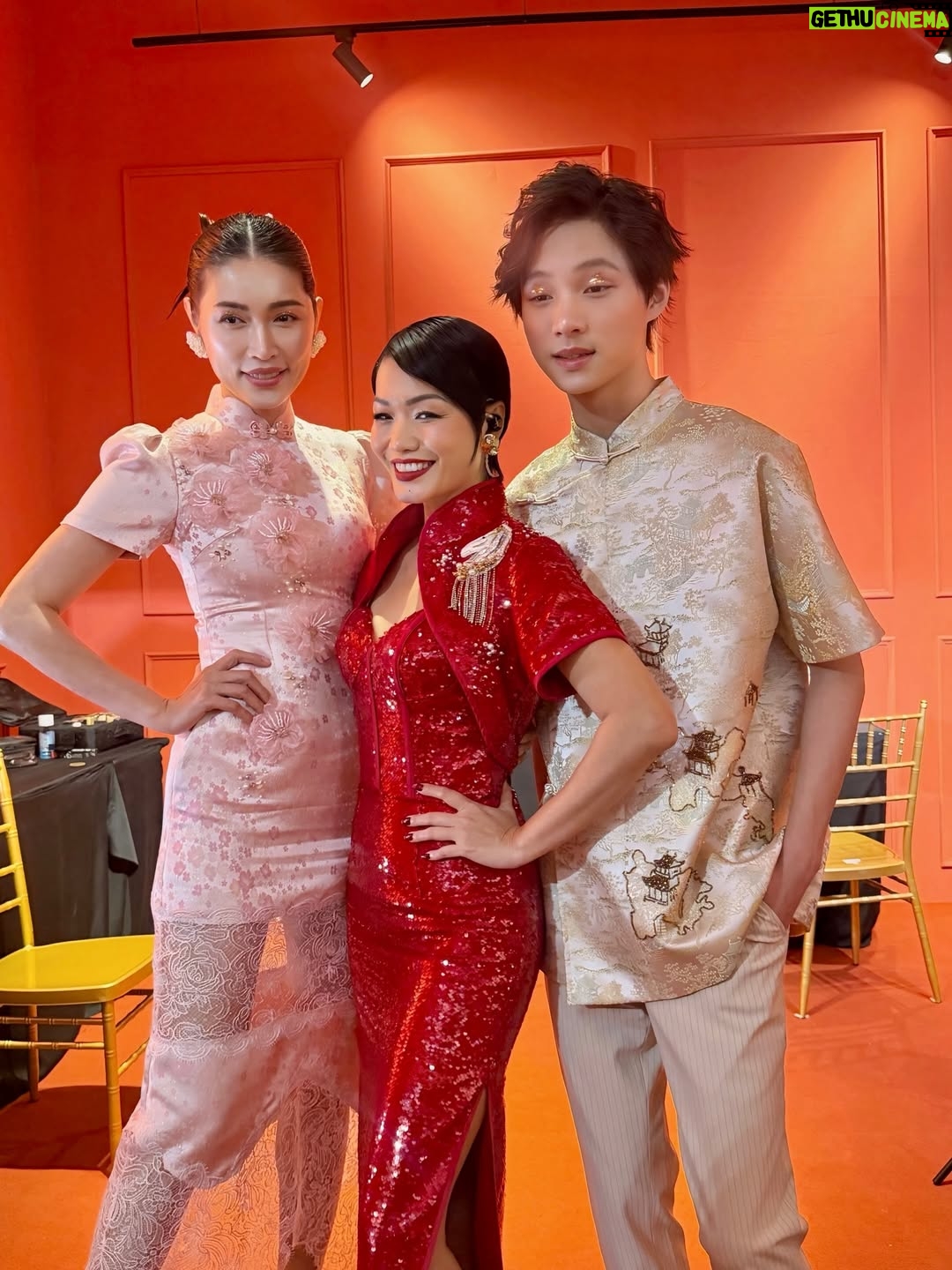 Amber Chia - 2.5K Likes - 非常荣幸可以与我的 小男友 一起，为 @maglifestyleofficial CNY 2026「樱春花开」 走秀 🌸 这绝对是我走过 最开心、最幸福的一场 MAGlifestyle show，哈哈 ❤️

再次感恩 @shiauley19 和 @yenleewong 的邀请与信任。也恭喜 MAGlifestyle × @rsvpclothing_ CNY 2026 新系列 以及活动圆满完成，
真的太漂亮了💖
@janetleemusic 你的歌声太好听🥰🎶

Honored to be both the opening and closing show model, walking together with my little boyfriend @ashtonwongjw for the #MAGLifestyle Sakura Bloom Lunar 2026 Collection Show 🌸
Congratulations to Yan & Shiauey on such a beautiful collection — we are absolutely in love with it. Can’t wait to wear this for CNY 2026! 😍