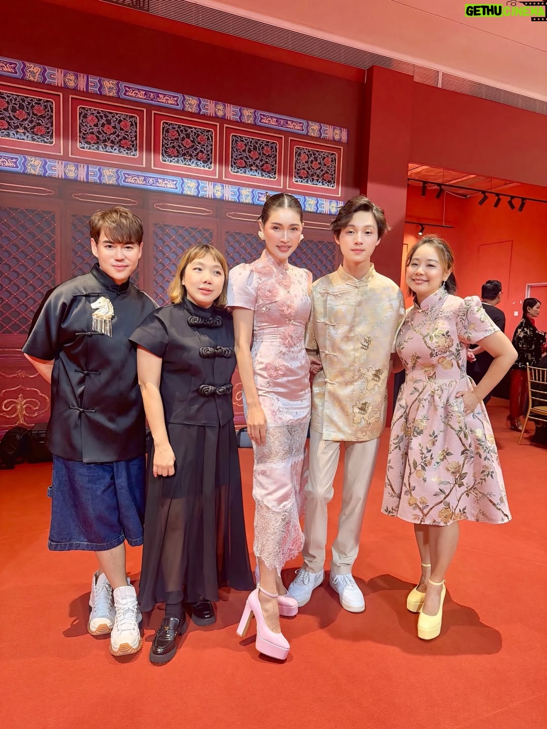Amber Chia - 2.5K Likes - 非常荣幸可以与我的 小男友 一起，为 @maglifestyleofficial CNY 2026「樱春花开」 走秀 🌸 这绝对是我走过 最开心、最幸福的一场 MAGlifestyle show，哈哈 ❤️

再次感恩 @shiauley19 和 @yenleewong 的邀请与信任。也恭喜 MAGlifestyle × @rsvpclothing_ CNY 2026 新系列 以及活动圆满完成，
真的太漂亮了💖
@janetleemusic 你的歌声太好听🥰🎶

Honored to be both the opening and closing show model, walking together with my little boyfriend @ashtonwongjw for the #MAGLifestyle Sakura Bloom Lunar 2026 Collection Show 🌸
Congratulations to Yan & Shiauey on such a beautiful collection — we are absolutely in love with it. Can’t wait to wear this for CNY 2026! 😍