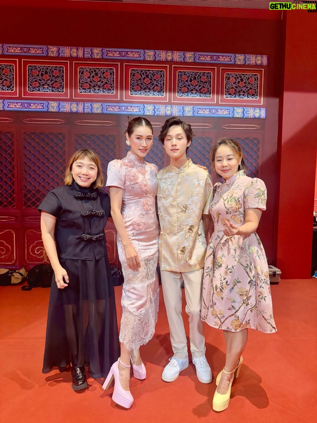 Amber Chia - 2.5K Likes - 非常荣幸可以与我的 小男友 一起，为 @maglifestyleofficial CNY 2026「樱春花开」 走秀 🌸 这绝对是我走过 最开心、最幸福的一场 MAGlifestyle show，哈哈 ❤️

再次感恩 @shiauley19 和 @yenleewong 的邀请与信任。也恭喜 MAGlifestyle × @rsvpclothing_ CNY 2026 新系列 以及活动圆满完成，
真的太漂亮了💖
@janetleemusic 你的歌声太好听🥰🎶

Honored to be both the opening and closing show model, walking together with my little boyfriend @ashtonwongjw for the #MAGLifestyle Sakura Bloom Lunar 2026 Collection Show 🌸
Congratulations to Yan & Shiauey on such a beautiful collection — we are absolutely in love with it. Can’t wait to wear this for CNY 2026! 😍