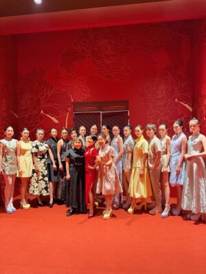 Amber Chia Instagram - 非常荣幸可以与我的 小男友 一起,为 @maglifestyleofficial CNY 2026「樱春花开」 走秀 🌸 这绝对是我走过 最开心、最幸福的一场 MAGlifestyle show,哈哈 ❤️
再次感恩 @shiauley19 和 @yenleewong 的邀请与信任。也恭喜 MAGlifestyle × @rsvpclothing_ CNY 2026 新系列 以及活动圆满完成,
真的太漂亮了💖
@janetleemusic 你的歌声太好听🥰🎶
Honored to be both the opening and closing show model, walking together with my little boyfriend @ashtonwongjw for the #MAGLifestyle Sakura Bloom Lunar 2026 Collection Show 🌸
Congratulations to Yan & Shiauey on such a beautiful collection — we are absolutely in love with it. Can’t wait to wear this for CNY 2026! 😍
