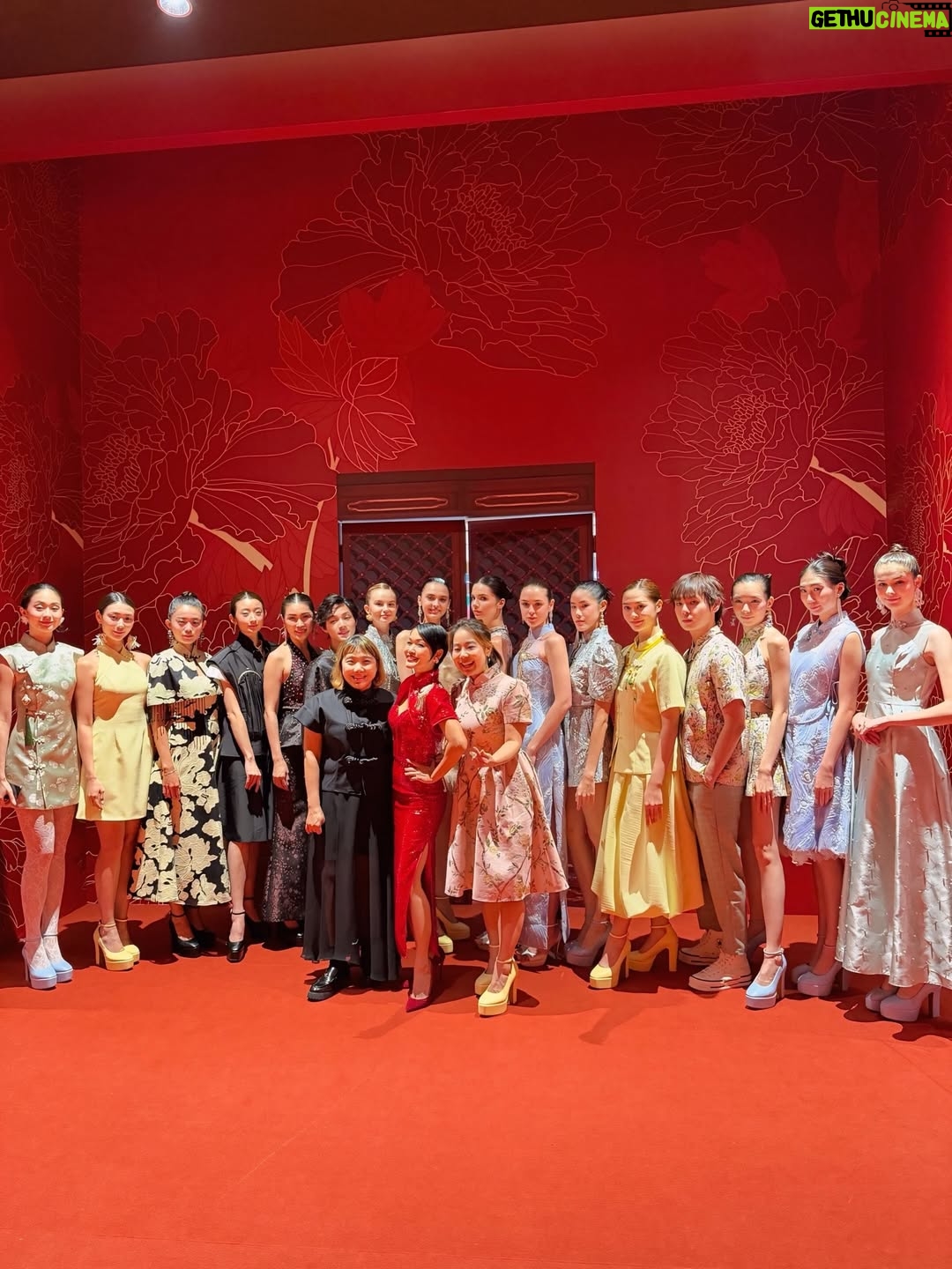 Amber Chia - 2.5K Likes - 非常荣幸可以与我的 小男友 一起，为 @maglifestyleofficial CNY 2026「樱春花开」 走秀 🌸 这绝对是我走过 最开心、最幸福的一场 MAGlifestyle show，哈哈 ❤️

再次感恩 @shiauley19 和 @yenleewong 的邀请与信任。也恭喜 MAGlifestyle × @rsvpclothing_ CNY 2026 新系列 以及活动圆满完成，
真的太漂亮了💖
@janetleemusic 你的歌声太好听🥰🎶

Honored to be both the opening and closing show model, walking together with my little boyfriend @ashtonwongjw for the #MAGLifestyle Sakura Bloom Lunar 2026 Collection Show 🌸
Congratulations to Yan & Shiauey on such a beautiful collection — we are absolutely in love with it. Can’t wait to wear this for CNY 2026! 😍
