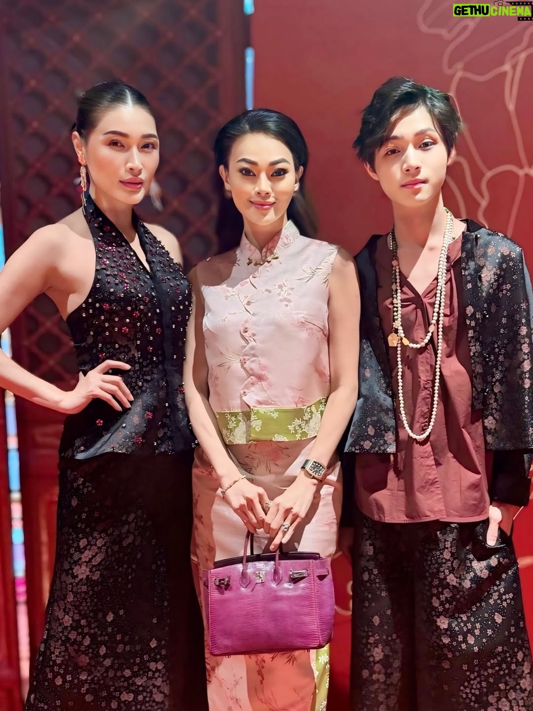 Amber Chia - 2.5K Likes - 非常荣幸可以与我的 小男友 一起，为 @maglifestyleofficial CNY 2026「樱春花开」 走秀 🌸 这绝对是我走过 最开心、最幸福的一场 MAGlifestyle show，哈哈 ❤️

再次感恩 @shiauley19 和 @yenleewong 的邀请与信任。也恭喜 MAGlifestyle × @rsvpclothing_ CNY 2026 新系列 以及活动圆满完成，
真的太漂亮了💖
@janetleemusic 你的歌声太好听🥰🎶

Honored to be both the opening and closing show model, walking together with my little boyfriend @ashtonwongjw for the #MAGLifestyle Sakura Bloom Lunar 2026 Collection Show 🌸
Congratulations to Yan & Shiauey on such a beautiful collection — we are absolutely in love with it. Can’t wait to wear this for CNY 2026! 😍