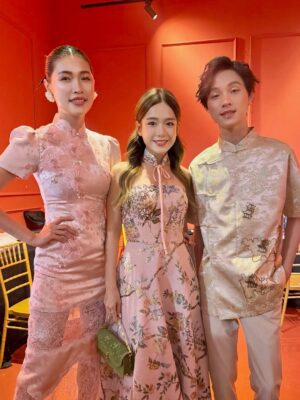 Amber Chia Instagram - 非常荣幸可以与我的 小男友 一起,为 @maglifestyleofficial CNY 2026「樱春花开」 走秀 🌸 这绝对是我走过 最开心、最幸福的一场 MAGlifestyle show,哈哈 ❤️
再次感恩 @shiauley19 和 @yenleewong 的邀请与信任。也恭喜 MAGlifestyle × @rsvpclothing_ CNY 2026 新系列 以及活动圆满完成,
真的太漂亮了💖
@janetleemusic 你的歌声太好听🥰🎶
Honored to be both the opening and closing show model, walking together with my little boyfriend @ashtonwongjw for the #MAGLifestyle Sakura Bloom Lunar 2026 Collection Show 🌸
Congratulations to Yan & Shiauey on such a beautiful collection — we are absolutely in love with it. Can’t wait to wear this for CNY 2026! 😍