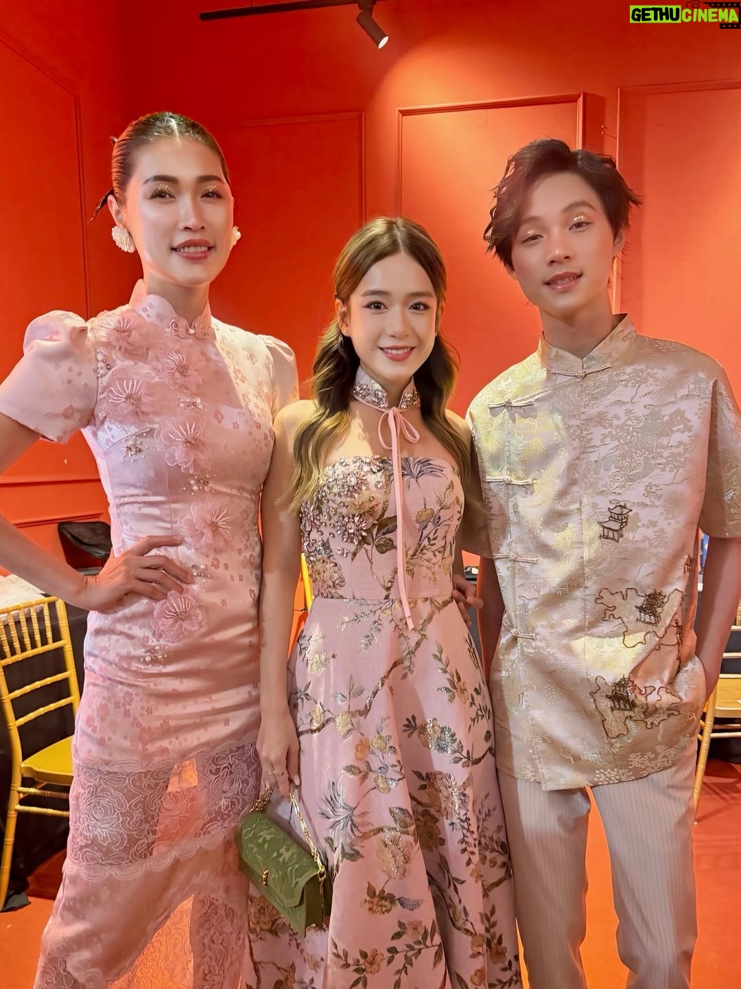 Amber Chia - 2.5K Likes - 非常荣幸可以与我的 小男友 一起，为 @maglifestyleofficial CNY 2026「樱春花开」 走秀 🌸 这绝对是我走过 最开心、最幸福的一场 MAGlifestyle show，哈哈 ❤️

再次感恩 @shiauley19 和 @yenleewong 的邀请与信任。也恭喜 MAGlifestyle × @rsvpclothing_ CNY 2026 新系列 以及活动圆满完成，
真的太漂亮了💖
@janetleemusic 你的歌声太好听🥰🎶

Honored to be both the opening and closing show model, walking together with my little boyfriend @ashtonwongjw for the #MAGLifestyle Sakura Bloom Lunar 2026 Collection Show 🌸
Congratulations to Yan & Shiauey on such a beautiful collection — we are absolutely in love with it. Can’t wait to wear this for CNY 2026! 😍