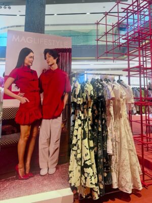 Amber Chia Instagram - 非常荣幸可以与我的 小男友 一起,为 @maglifestyleofficial CNY 2026「樱春花开」 走秀 🌸 这绝对是我走过 最开心、最幸福的一场 MAGlifestyle show,哈哈 ❤️
再次感恩 @shiauley19 和 @yenleewong 的邀请与信任。也恭喜 MAGlifestyle × @rsvpclothing_ CNY 2026 新系列 以及活动圆满完成,
真的太漂亮了💖
@janetleemusic 你的歌声太好听🥰🎶
Honored to be both the opening and closing show model, walking together with my little boyfriend @ashtonwongjw for the #MAGLifestyle Sakura Bloom Lunar 2026 Collection Show 🌸
Congratulations to Yan & Shiauey on such a beautiful collection — we are absolutely in love with it. Can’t wait to wear this for CNY 2026! 😍