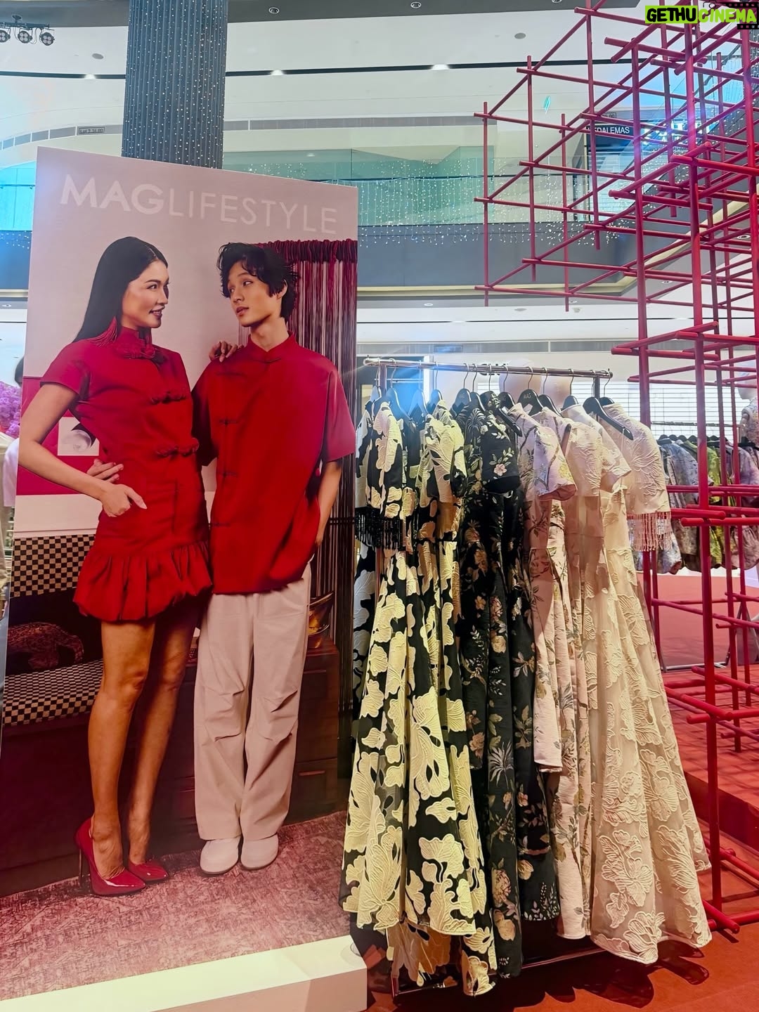 Amber Chia - 2.5K Likes - 非常荣幸可以与我的 小男友 一起，为 @maglifestyleofficial CNY 2026「樱春花开」 走秀 🌸 这绝对是我走过 最开心、最幸福的一场 MAGlifestyle show，哈哈 ❤️

再次感恩 @shiauley19 和 @yenleewong 的邀请与信任。也恭喜 MAGlifestyle × @rsvpclothing_ CNY 2026 新系列 以及活动圆满完成，
真的太漂亮了💖
@janetleemusic 你的歌声太好听🥰🎶

Honored to be both the opening and closing show model, walking together with my little boyfriend @ashtonwongjw for the #MAGLifestyle Sakura Bloom Lunar 2026 Collection Show 🌸
Congratulations to Yan & Shiauey on such a beautiful collection — we are absolutely in love with it. Can’t wait to wear this for CNY 2026! 😍