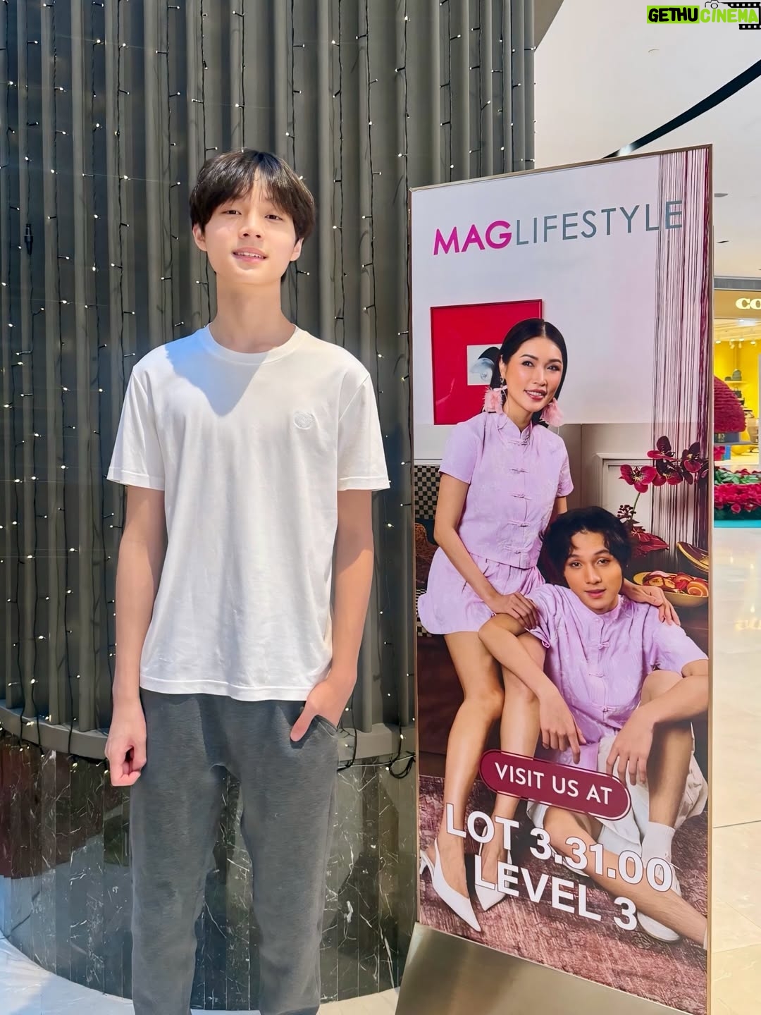 Amber Chia - 2.5K Likes - 非常荣幸可以与我的 小男友 一起，为 @maglifestyleofficial CNY 2026「樱春花开」 走秀 🌸 这绝对是我走过 最开心、最幸福的一场 MAGlifestyle show，哈哈 ❤️

再次感恩 @shiauley19 和 @yenleewong 的邀请与信任。也恭喜 MAGlifestyle × @rsvpclothing_ CNY 2026 新系列 以及活动圆满完成，
真的太漂亮了💖
@janetleemusic 你的歌声太好听🥰🎶

Honored to be both the opening and closing show model, walking together with my little boyfriend @ashtonwongjw for the #MAGLifestyle Sakura Bloom Lunar 2026 Collection Show 🌸
Congratulations to Yan & Shiauey on such a beautiful collection — we are absolutely in love with it. Can’t wait to wear this for CNY 2026! 😍