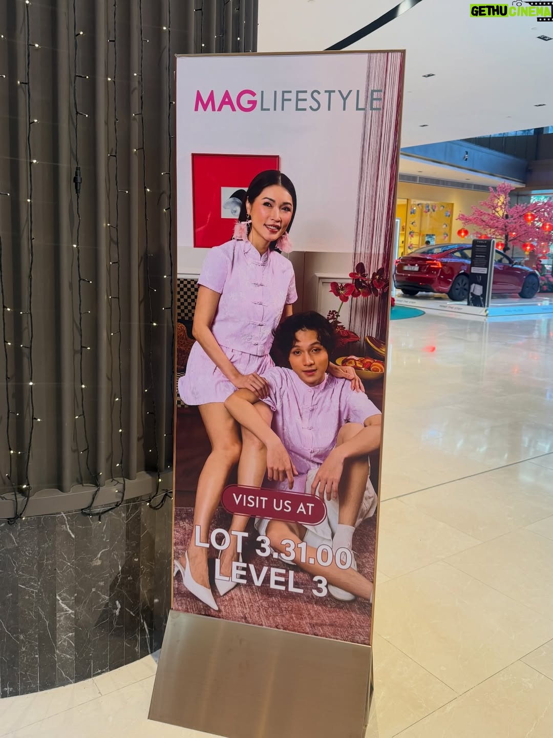 Amber Chia - 2.5K Likes - 非常荣幸可以与我的 小男友 一起，为 @maglifestyleofficial CNY 2026「樱春花开」 走秀 🌸 这绝对是我走过 最开心、最幸福的一场 MAGlifestyle show，哈哈 ❤️

再次感恩 @shiauley19 和 @yenleewong 的邀请与信任。也恭喜 MAGlifestyle × @rsvpclothing_ CNY 2026 新系列 以及活动圆满完成，
真的太漂亮了💖
@janetleemusic 你的歌声太好听🥰🎶

Honored to be both the opening and closing show model, walking together with my little boyfriend @ashtonwongjw for the #MAGLifestyle Sakura Bloom Lunar 2026 Collection Show 🌸
Congratulations to Yan & Shiauey on such a beautiful collection — we are absolutely in love with it. Can’t wait to wear this for CNY 2026! 😍