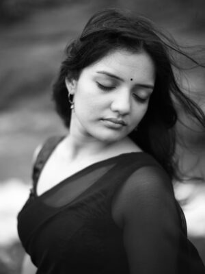 Ambika Vani Instagram - काली काली ज़ुल्फ़ों के फंदें ना डालो 🤍
PC - @diliptripas