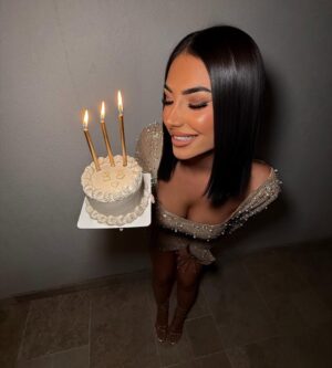 Ambre Abadia Instagram - 23 years✨🥂