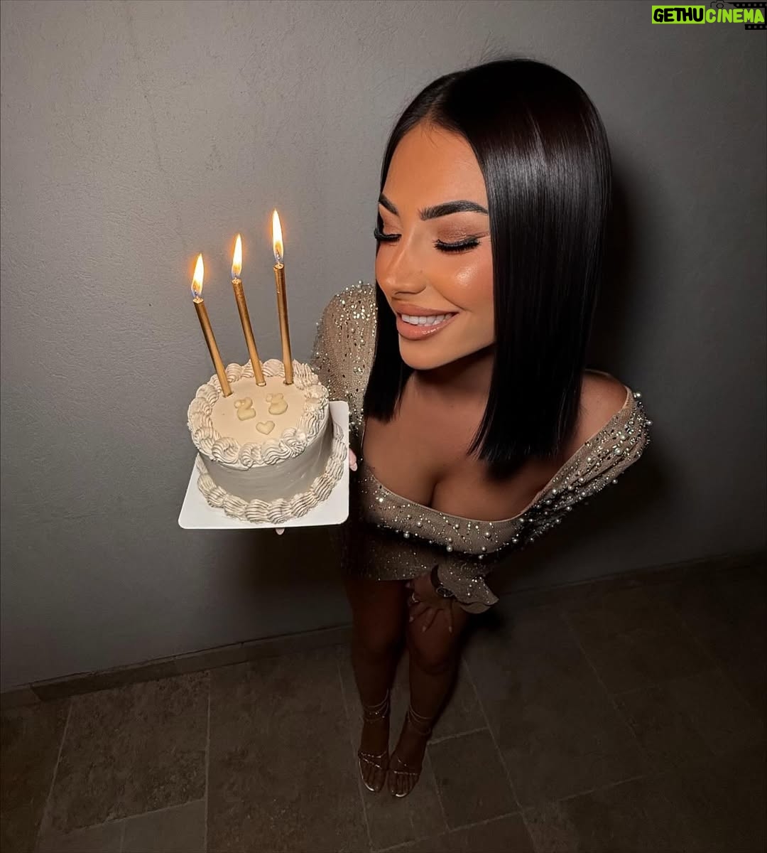 Ambre Abadia - 5.9K Likes - 23 years✨🥂