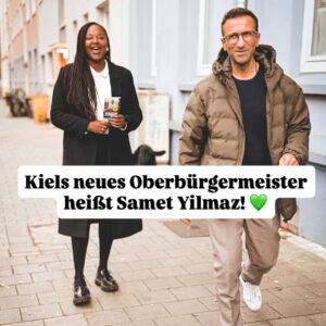 Aminata Touré Instagram - KIEL IST GRÜN! 🍀💚 Ich kann‘s gar nicht glauben! Was für ein großartiger Tag!! Der erste grüne Oberbürgermeister!! 

@samet.yilmaz.kiel du hast nen hammerharten Wahlkampf hinter dir, hast dich wacker geschlagen, bist immer positiv geblieben, hast weitergemacht und Menschen überzeugt mit grüner Politik! Ich freue mich aus tiefstem Herzen, dass du nun Oberbürgermeister in der Landeshauptstadt bist! 

Danke, danke, danke an alle Kieler*innen für eure Stimmen!! 🙏🏾💚
Danke auch an @voltkiel_ für die Unterstützung!!

*kleiner Tippfehler „neuer“ Oberbürgermeister! Entschuldigung! Ich war sehr aufgeregt!!!!