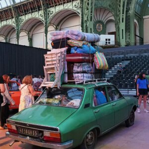 Amira Hilda Douaouda Instagram - LE GRAND PALAIS DE MA MERE 🤍
Amour et Nostalgie avec @mohamed.elkhatib.officiel
@rachidabrakni : Merci pour ce beau voyage omri ❤️
#renault12
#peugeot504
#théâtre
#theatredocumentaire
#maghrebunited🇩🇿🇲🇦🇹🇳