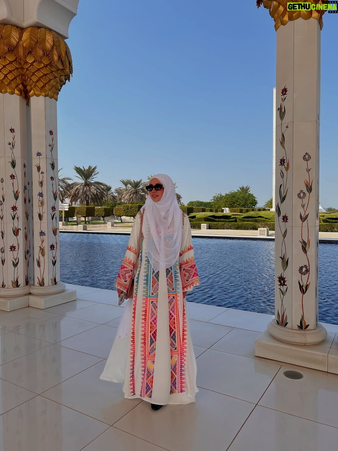 Amira Othman - 124.1K Likes - Banyak gambar tak upload lagi sampai sy pun tak tahu nk upload yang mana. Selamat menyambut tahun baru buat semua. Sorry lambat sikit. Nak scroll gambar tu pnye la malas😭 sy doakan moga tahun baru ni jadikan kita org yg lebih baik, lebih bermanfaat lebih berjaya dan lebih tenang menghadapi urusan dunia yang sentiasa penuh dgn ujian kan. Terus jadi org baik insyaAllah nanti kita dapat benda yang baik2. Terima lah gambar2 yang sudah lama tapi baru rajin nk upload😂
