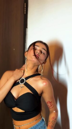 Amisha Mewada Instagram - 🖤✨🦨
.
.
.
#Aadat #explore #reels #love #trend