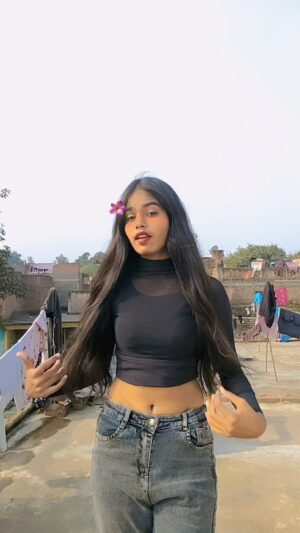 Amita Devi Instagram - Mile jb aiha to kiss deke jaiya ..😁😊
.
.
.
.
.
#viral #trending #dance #reel #instagram