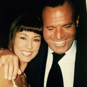 Amparo Grisales Instagram - Hoy 2 de Agosto....y Julio, inolvidable!!!💋💃🌟🌟🌟
@julioiglesias
#julioiglesias
#recordaresvivir
#truhanyseñor #buenos momentos 💋💋🎼🎼🎼💕💕💕#amigosdelavida #lindonovio