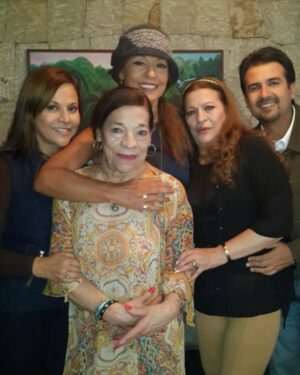 Amparo Grisales Instagram - ST.MARY’S CHURCH (Greenwich- Connecticut)
Todos los días recuerdo ..abrazo y agradezco a mi preciosa MADRE … por haberme escogido y darme la vida…..por la familia hermosa … por todos sus mimos y por tanto AMOR QUE SIEMPRE SIENTO Y GUARDO EN MI CORAZÓN ….!!!🙏❤️❤️🌹🌹
MAMI … cuando miro al cielo te veo en la estrella que mas brilla …. siento tus BENDICIONES .. y se que estás con tu mejor amiga “LA VIRGEN MARÍA” cubriéndonos con su precioso MANTO!!
GRACIAS MAMI !!🌸🌸💕
MADRE DE AMOR ENVUELVE CON EL PODER DEL AMOR DIVINO A TODAS LAS MADRES DEL MUNDO…!!!
AMÉN ..!!🙏💜💜🌷🌷
#mother’sday #todoslosdiassondiasdelamadre
@patgrisales
