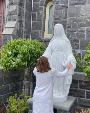 Amparo Grisales Instagram - ST.MARY’S CHURCH (Greenwich- Connecticut)
Todos los días recuerdo ..abrazo y agradezco a mi preciosa MADRE … por haberme escogido y darme la vida…..por la familia hermosa … por todos sus mimos y por tanto AMOR QUE SIEMPRE SIENTO Y GUARDO EN MI CORAZÓN ….!!!🙏❤️❤️🌹🌹
MAMI … cuando miro al cielo te veo en la estrella que mas brilla …. siento tus BENDICIONES .. y se que estás con tu mejor amiga “LA VIRGEN MARÍA” cubriéndonos con su precioso MANTO!!
GRACIAS MAMI !!🌸🌸💕
MADRE DE AMOR ENVUELVE CON EL PODER DEL AMOR DIVINO A TODAS LAS MADRES DEL MUNDO…!!!
AMÉN ..!!🙏💜💜🌷🌷
#mother’sday #todoslosdiassondiasdelamadre
@patgrisales