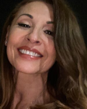 Amparo Grisales Instagram - Quisiera irme a vivir a mi imaginación.....ahí siempre pasan cosas divertidas...!!!!!🧚🏻♀️🧚🏻♀️🧚🏻♀️🧚🏻♀️🧚🏻♀️🙏🙏⭐️⭐️💫💫😀
QUÉ TENGAN UN LUMINOSO FIN DE SEMANA...!!!!⭐️⭐️💫💫💫💫💜💜💜💋💋💋💋
#momentoselfie
#buenavibraradio