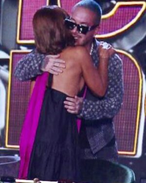 Amparo Grisales Instagram - Mi precioso querido y admirado @jbalvin ….. que tú Luz sólo ilumine tu corazón para agradecer todos los regalos de vida que te da Dios cada día….. y para mimar a tu mami hermosa que es lo más sagrado ….!🙏
Lo demás déjalo pasar ….!
Esos corazones envenenados
jamas te tocarán ….!!!
Cuándo se tiene tanta Luz .. la oscuridad busca hacerse visible..!!
TE ABRAZO CON EL CORAZÓN..!!!💜💜🙏🙏💕💕💕
Luz y Amor.!!!🙏🙏🙏🙏🙏🙏🎼💕💕💕🎼💕💕🎼🎼💕💕