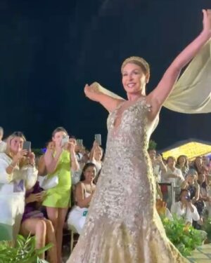 Amparo Grisales Instagram - GRACIAS WEDDING FEST..!!💓💋🎂
GRACIAS BARRANQUILLA….
A ADRIANA CASTRO Y MARTA GÓMEZ … mi admiración y respeto por lograr la DÉCIMA EDICIÓN de este maravilloso evento lleno de MAGIA Y ESPLENDOR…. con una pasarela en EL PABELLÓN DE CRISTAL digna de las mejores del mundo!👏👏👏👏
A los expositores y a todos los que tienen que ver con esta bella industria de la BODA por estar presentes y llenar de sueños y de brillo cada STAND …!!!
Colombia presente y siempre apoyando a esta Industria de LA BODA!!
Gracias GORETTY MEDINA por mi espectacular vestido…!
Gracias WEDDING FEST por apoyar a mis perritos rescatados!!🐾
@wedding_fest_colombia
@adrycastrosuarez
@martalilianagomez
@gorettymedinac
@mariapaolalara
@laloradelaslara
🎂🎊🎊🙏🙏💕💕💋💋