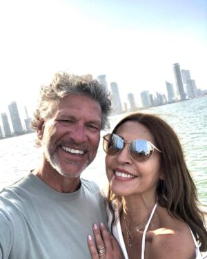 Amparo Grisales Instagram - Playa…..Brisa …. y “AMARE BEACH CLUB “- 🏖 💕
Tierra Bomba-Cartagena -
Un lugar mágico para disfrutar de buenos amigos …. degustar las delicias de su anfitrión guapísimo “Chef Pablo…. buena música y pasarla “bomba”
@amarecartagena @pablo_planelles
@ernestocalzadillaoficial
#NachoGiovanniCasaLola #Robert
#MariayChema
#amigosreales #hermososmomentos 💕💕😃
