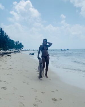Amparo Grisales Instagram - Enamórate mucho de tí,para que sepas lo que vales,para que entiendas que eres una joya,un tesoro y una maravilla;y sobre todo para que no vuelvas a aceptar menos amor del que te mereces!!!🌹🌹💋💋💋
Inhala el presente y exhala el pasado.. Cuando eres dueño de tu aliento, nadie podrá robar tu paz.. ....!!!!
Todo es perfecto, armonioso y simple como tu respiración.....!!!
La respiración es el puente que conecta la vida con la conciencia, que une tu cuerpo a tus pensamientos.. BENDICIONES...!!💜💜💜💕💕💕🙏🙏🙏💋💋👍👍
#filmandoando #equilibrio #conciencia #disciplina #sanandres #paseo6
RESPIRA RESPIRA RESPIRA....!!!!!😘😘🧚🏻♀️🧚🏻♀️🧚🏻♀️🧚🏻♀️💋💋😘😘